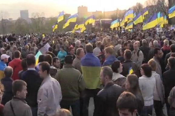 Тисячі українців збираються на мітинг в Донецьку