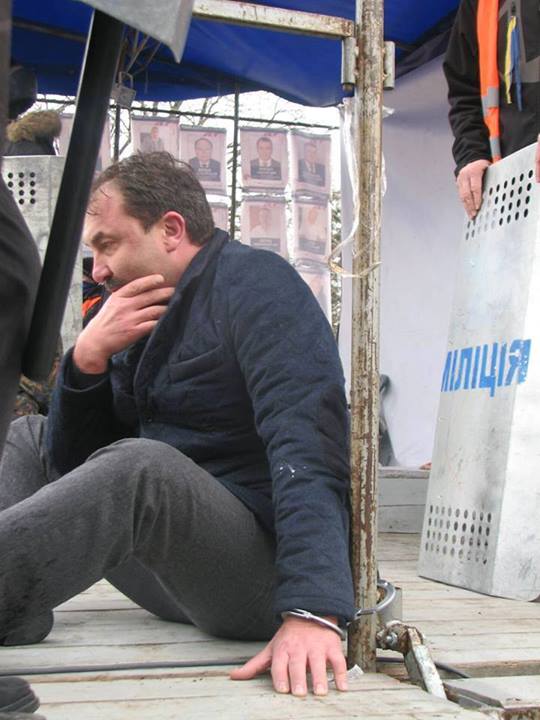 Губернатора Волині прикували наручниками до сцени Євромайдану (+фото, відео)