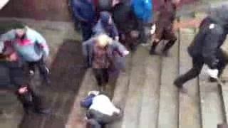 Женщину, добивающая ногой побитого активиста в Харькове, доставили к следователю